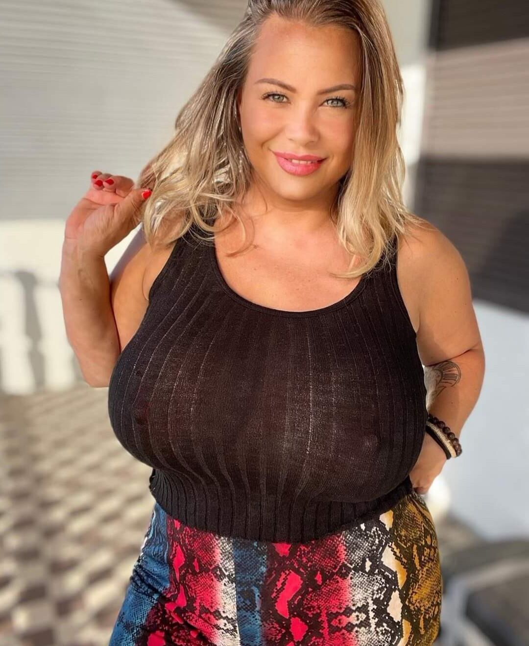 Busty Hungarian milf Aniko.....NO LIMITS COMMENTS