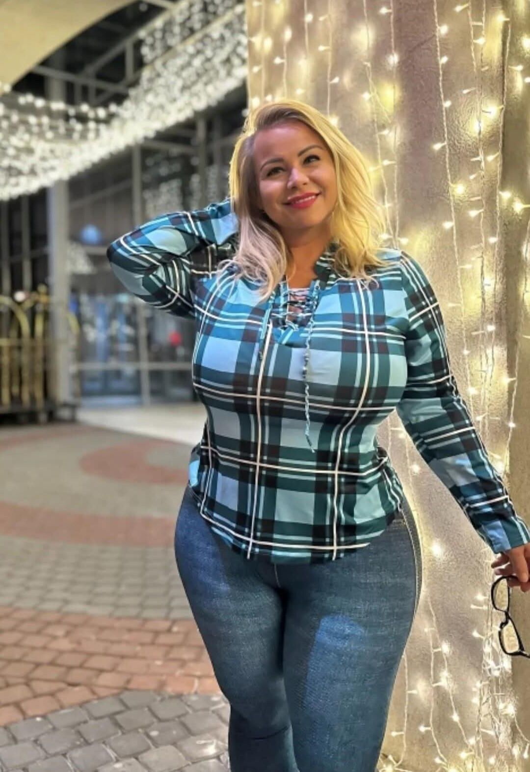 Busty Hungarian milf Aniko.....NO LIMITS COMMENTS