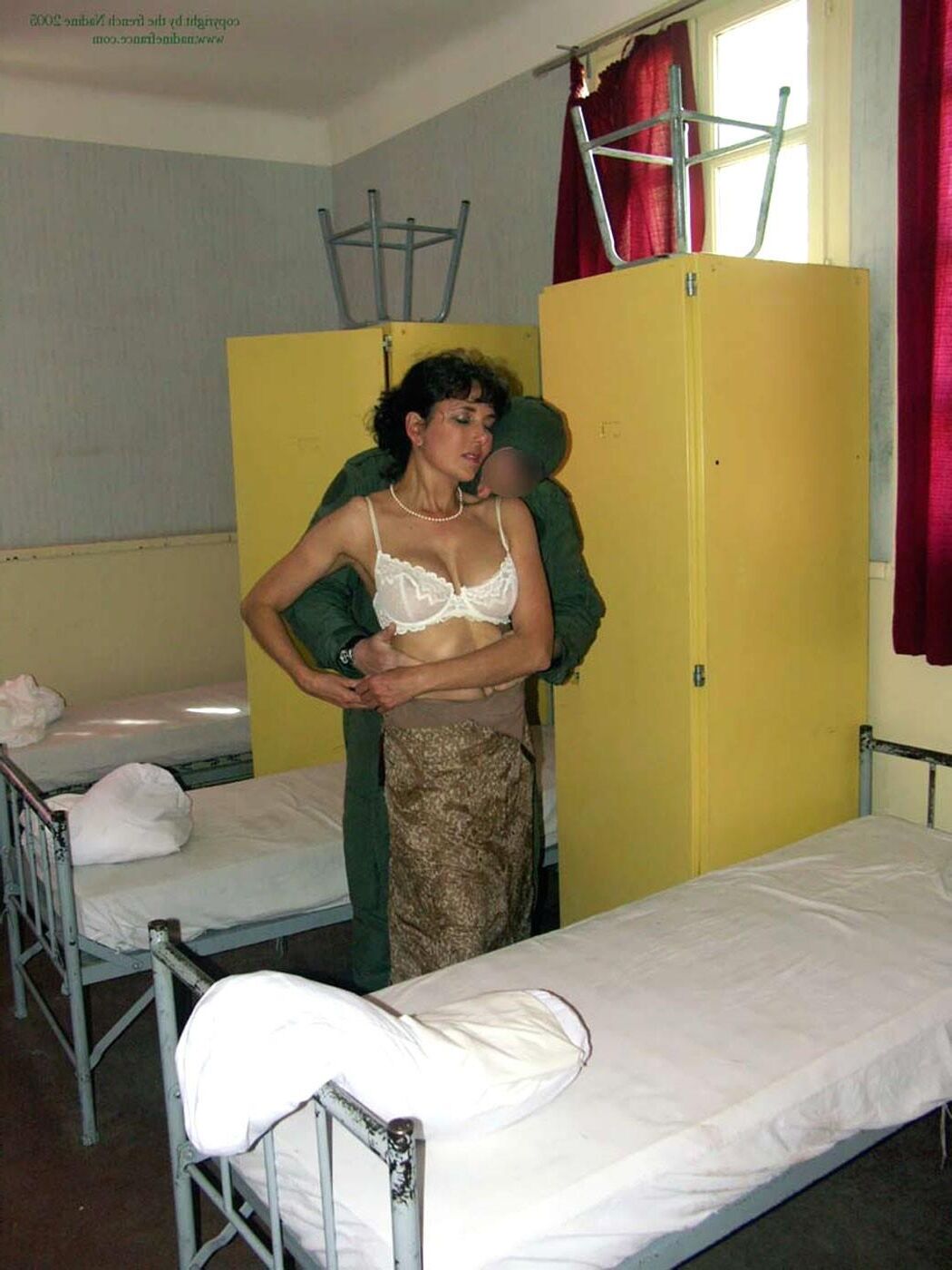 Nadine française, sexy, exhibitionniste française, manœuvres de l'armée