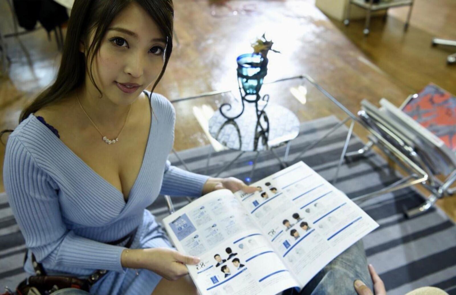 Emiri Momota Photobook VR Temptation Salón de belleza