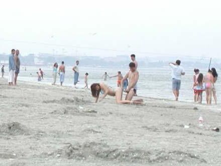 Fodendo na praia na frente de todos