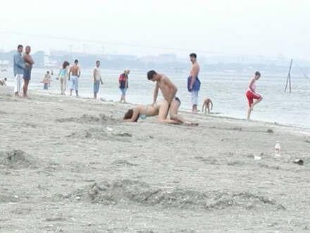 Fodendo na praia na frente de todos