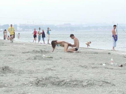 Fodendo na praia na frente de todos