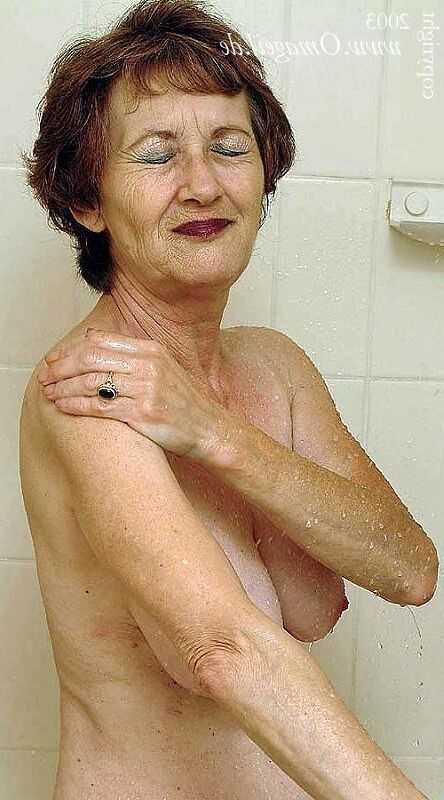 Sue mit Dusche (klassische Oma)