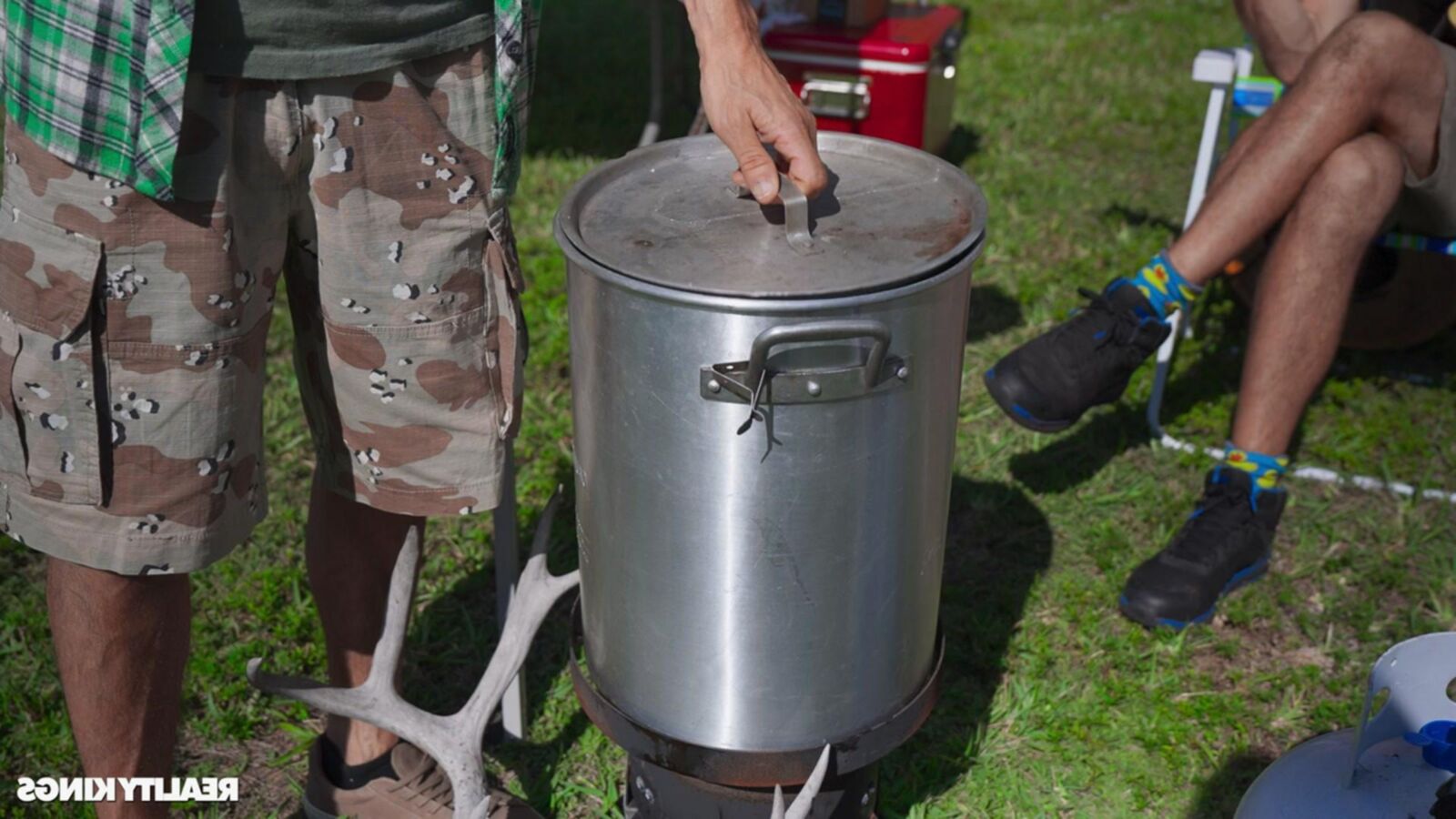 チアリーダーのケイトヨーは茂みの中でパーティーをします