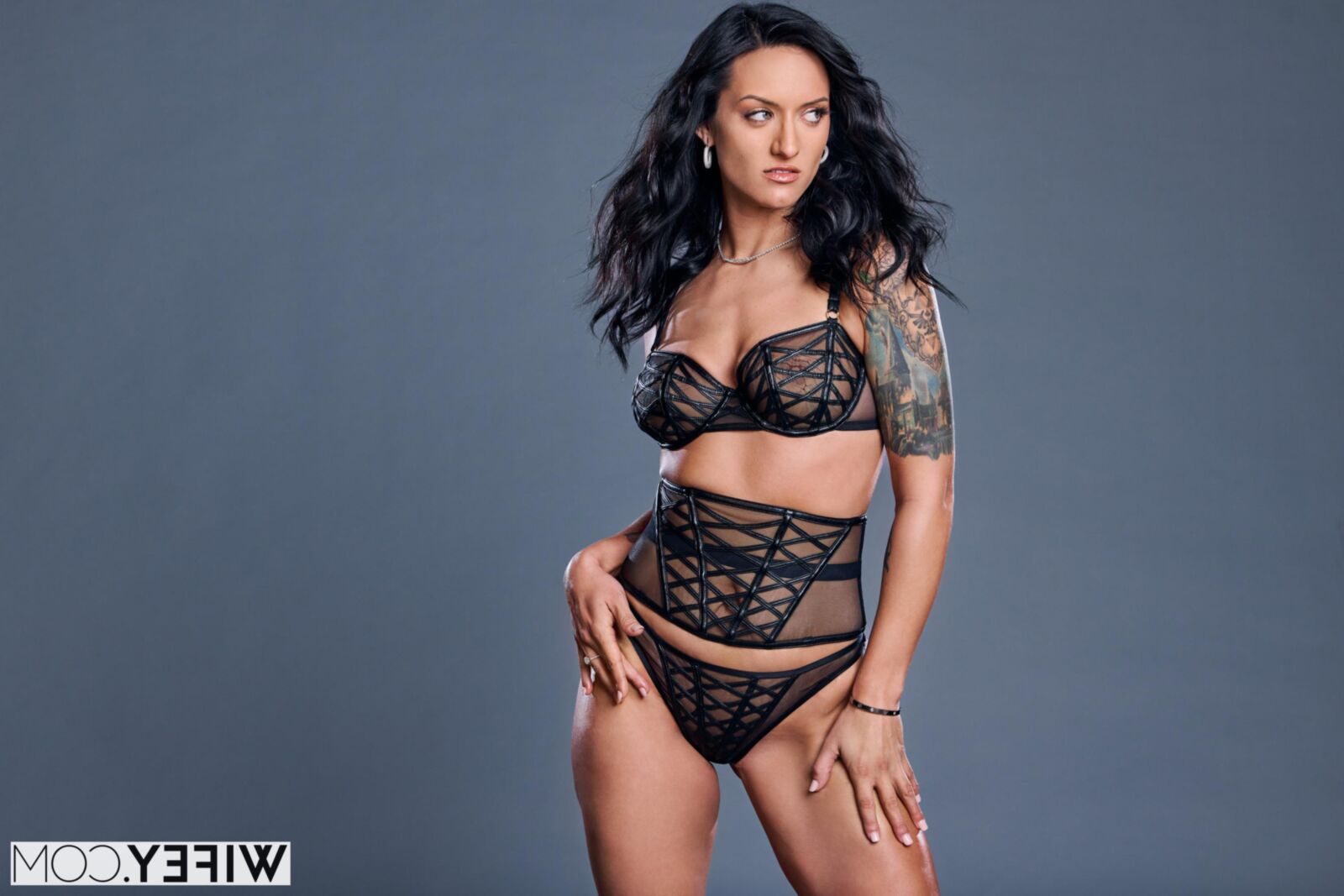 Alyx urie bbcクレイジーホットワイフは夫のために展示されます