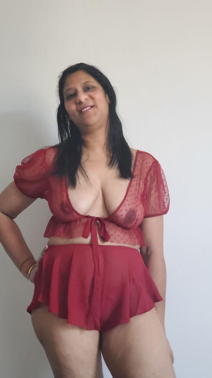 Mature Indian aunty being a slut