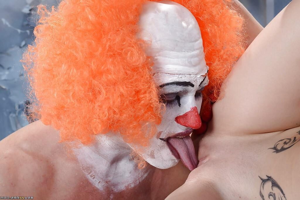 Cosplay to change into CLOWN