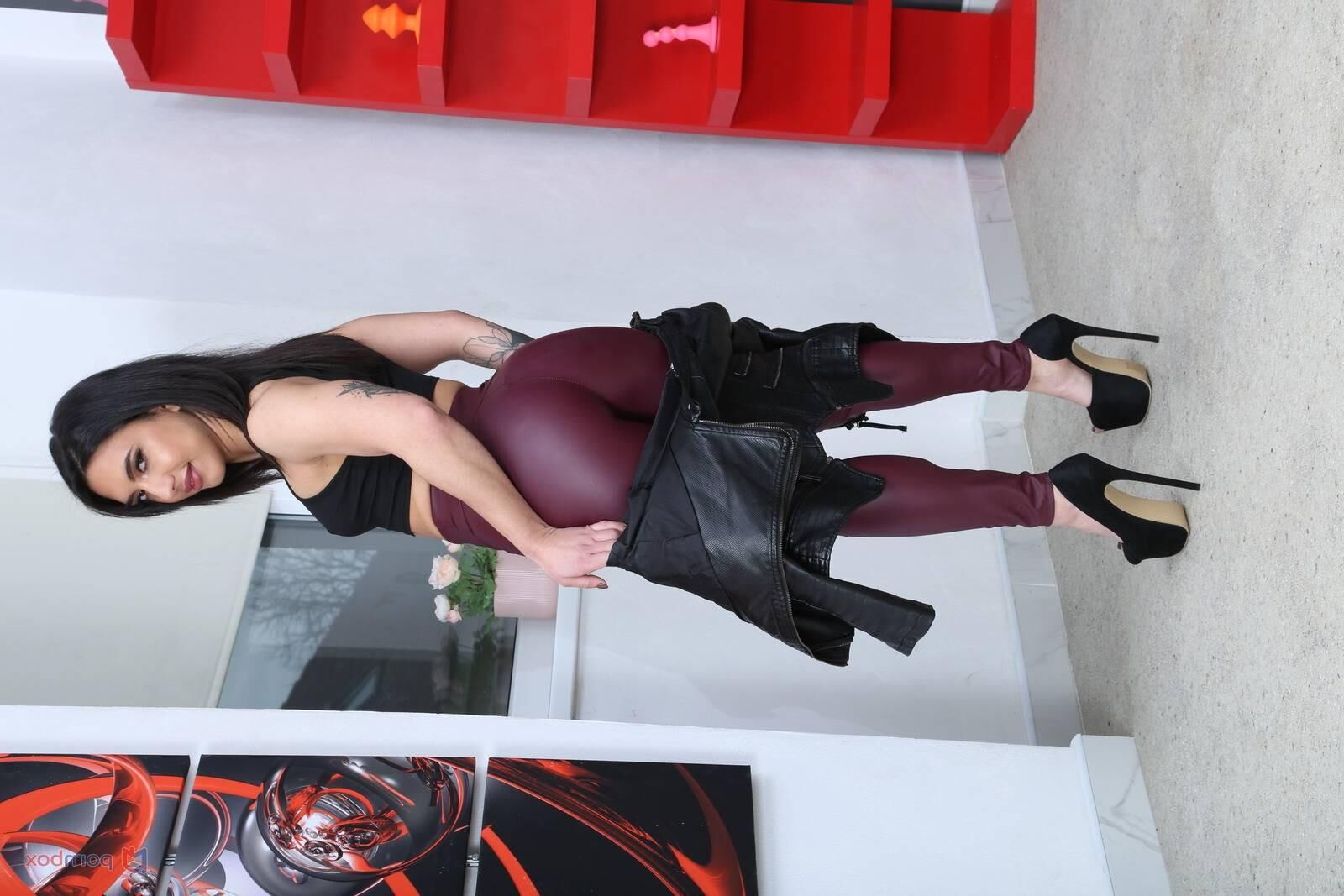 Lena Coxx My car is broken down! GIO 
