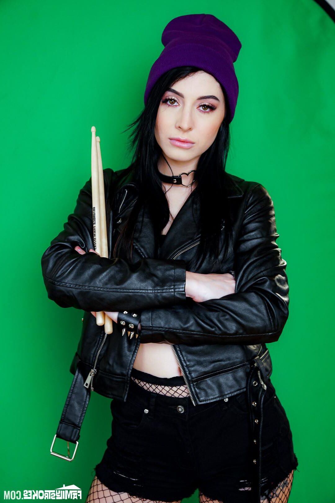 Verão renee yo, Raven Lane yo a guerra por sua atenção