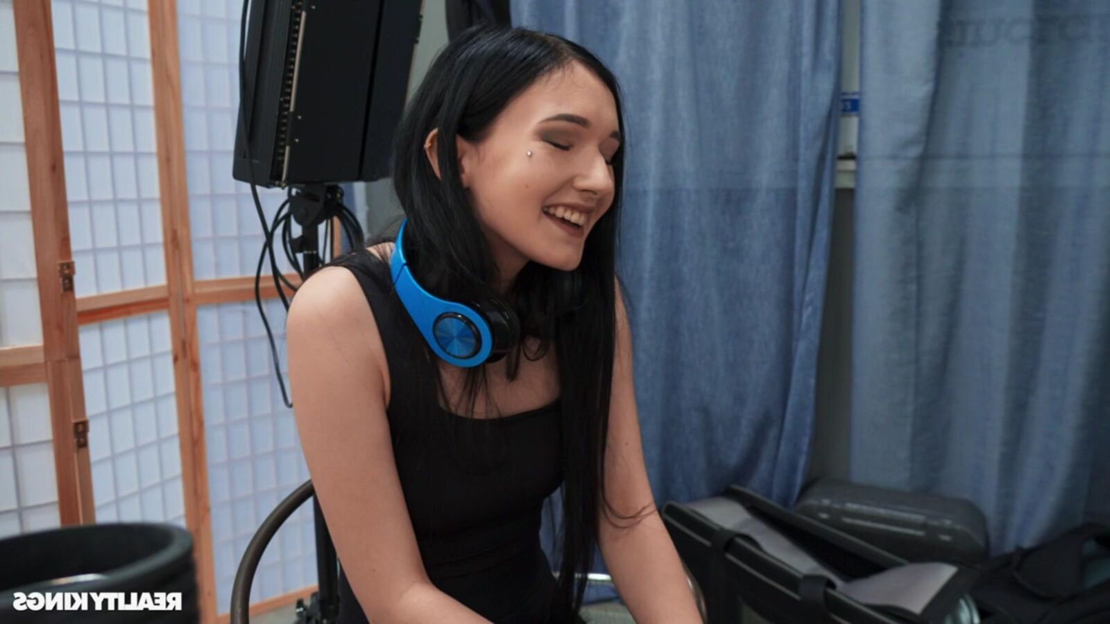 ブリトニー・ダッチ・ヨーは乗組員と一緒にいます