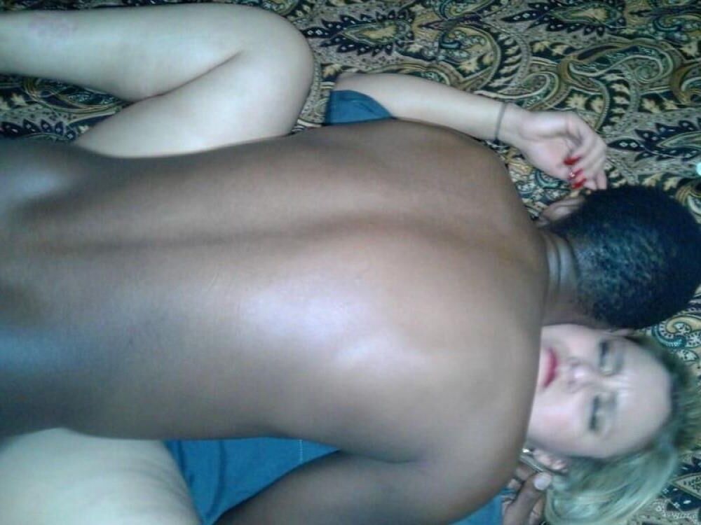 Puta blanca siendo aplastada por un gran hombre negro