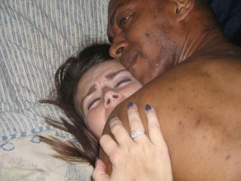 Puta blanca siendo aplastada por un gran hombre negro