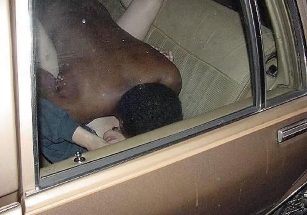 Puta blanca siendo aplastada por un gran hombre negro