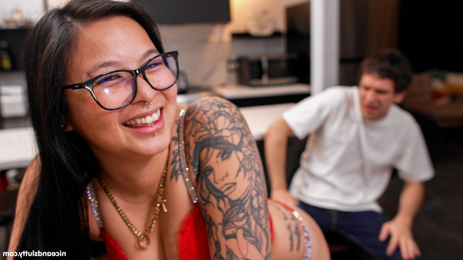 Kim Dupre Yo Naughty Kim en la cocina