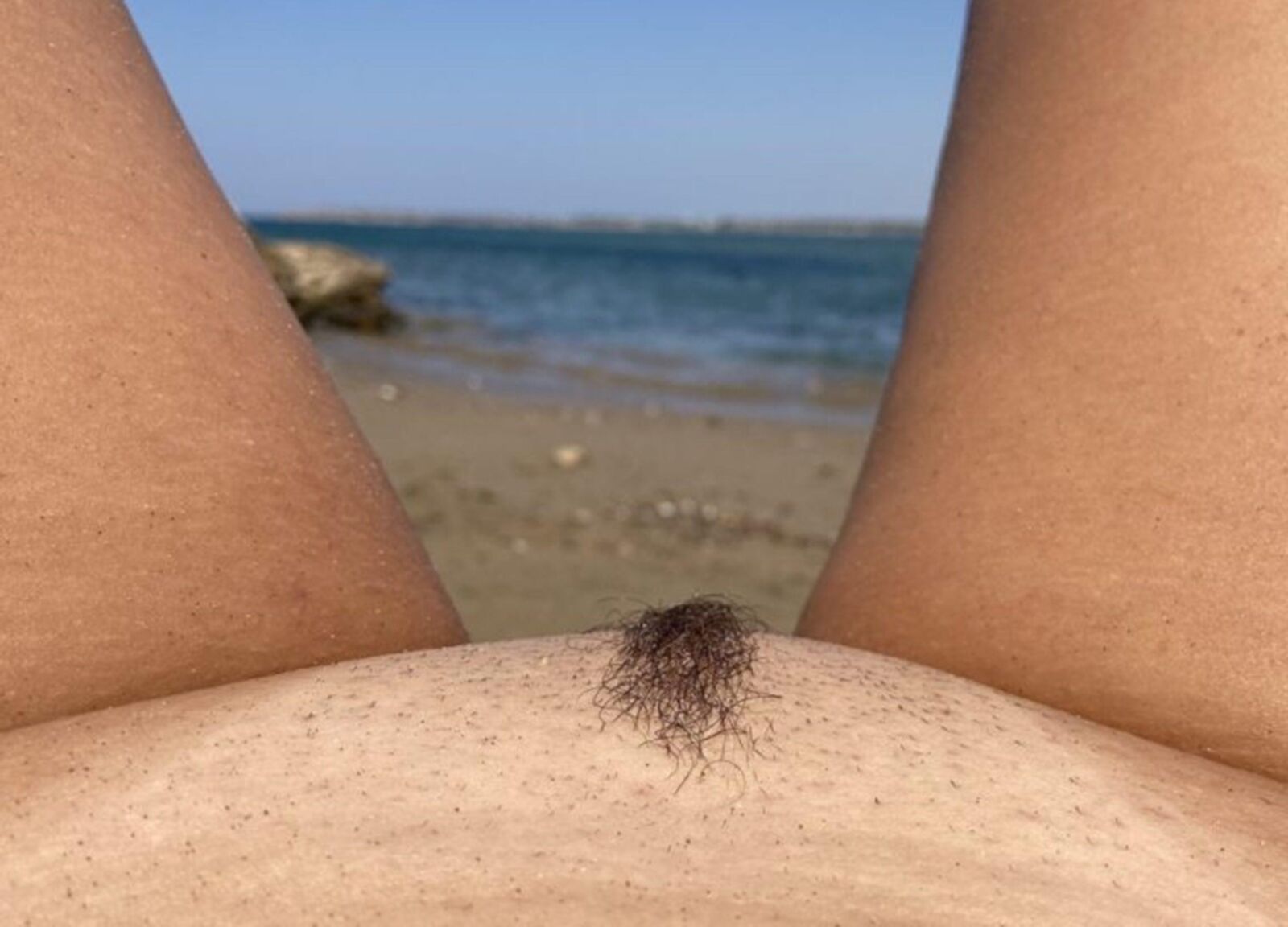 ギリシャのアスパは海が寒くなる可能性があるが、彼女のお風呂を楽しんでいると言います