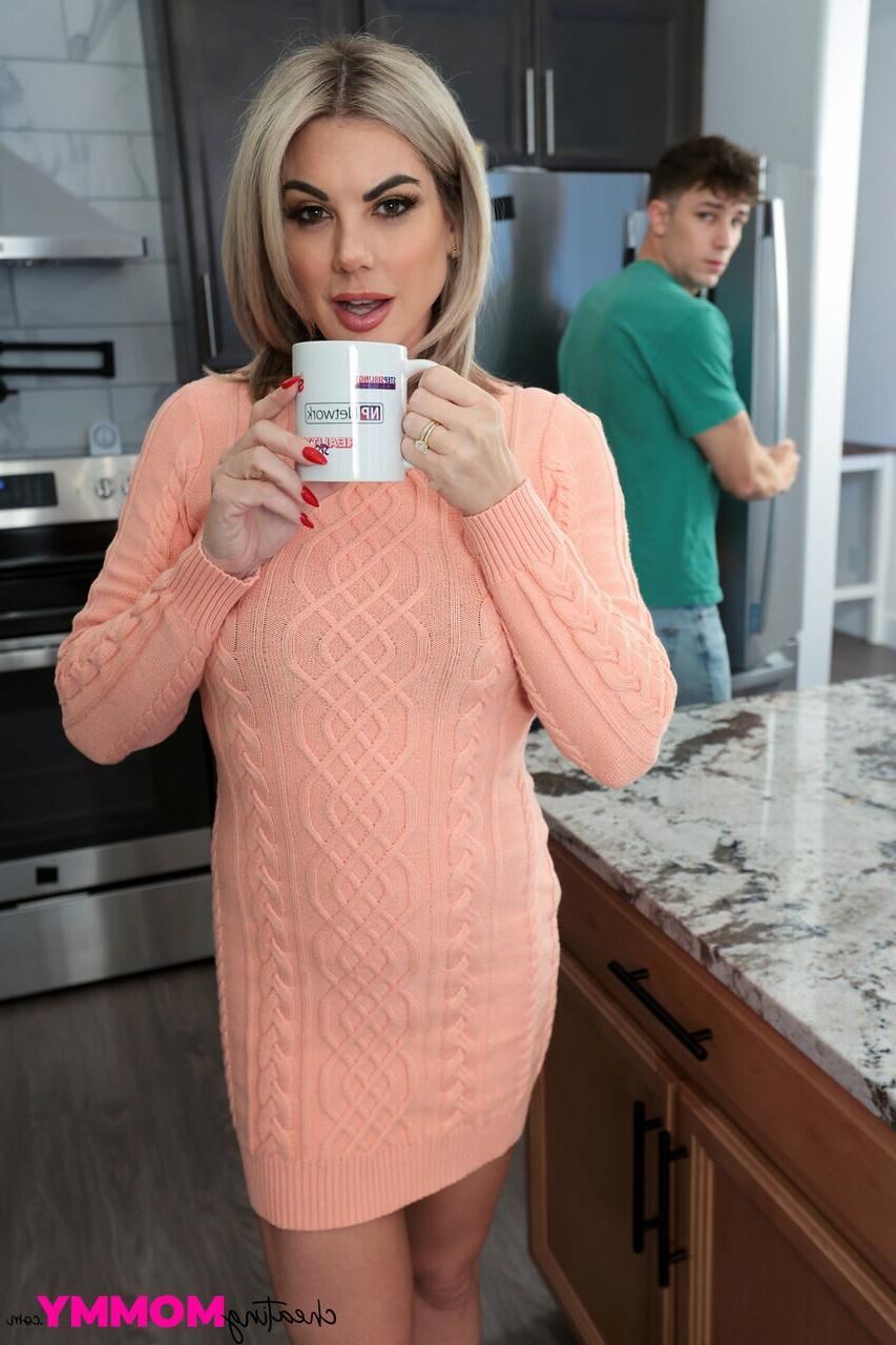Sexy mom cheating