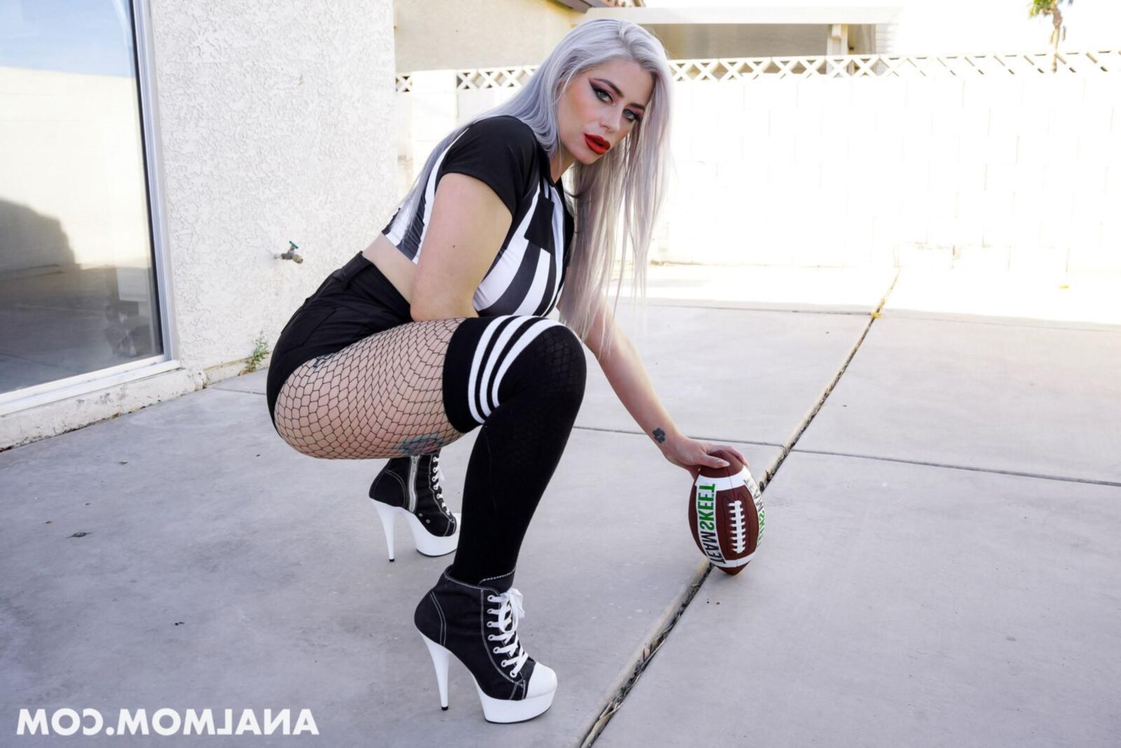 AnalMom Bambi Blitz My Wifes Ass on The Line x (February