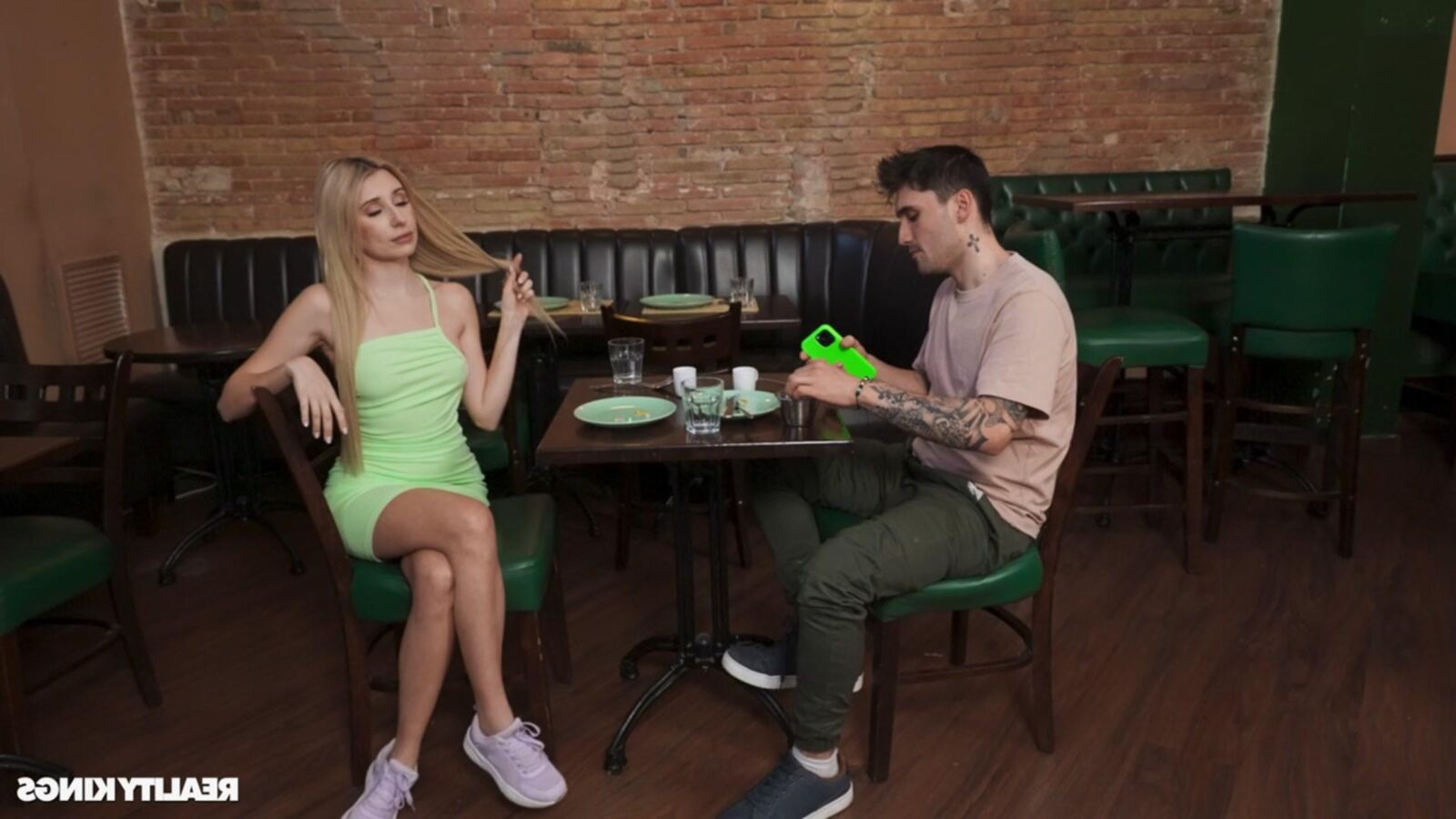 TORY SWEEDY Yo Restaurant Follando