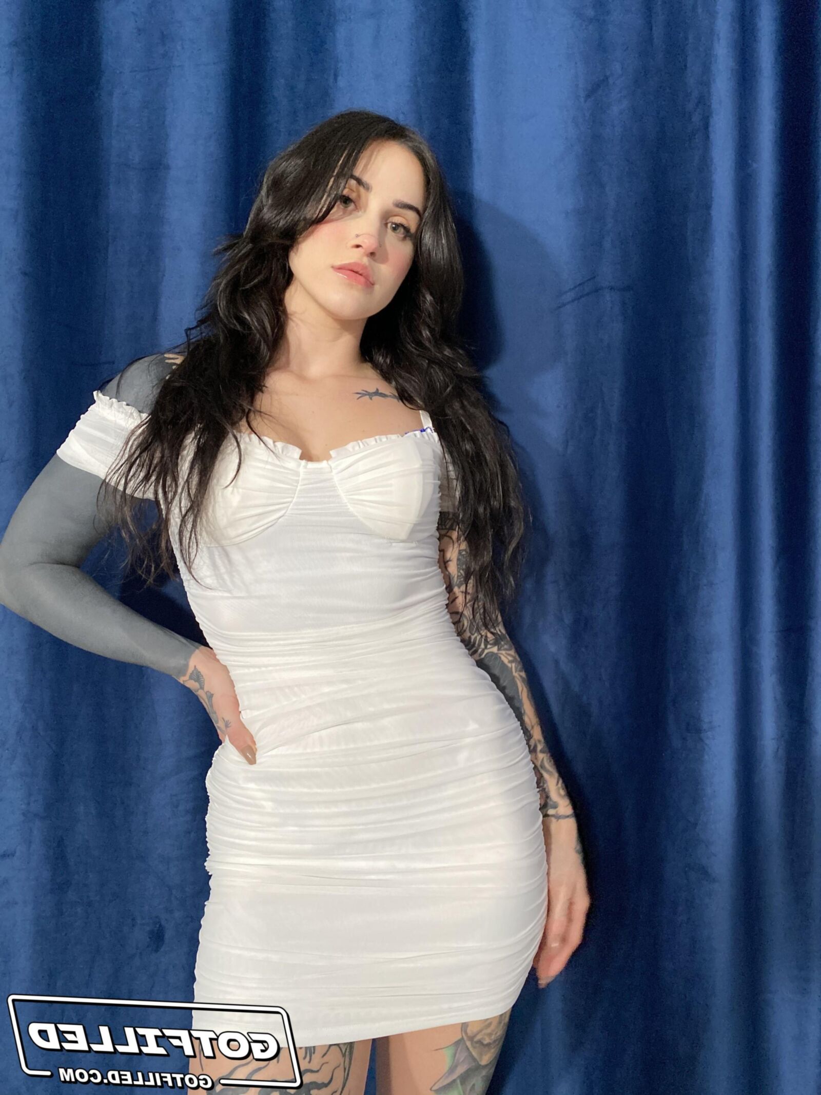Gotfilled Demi Morgan perfurando a caixa de demi x px (