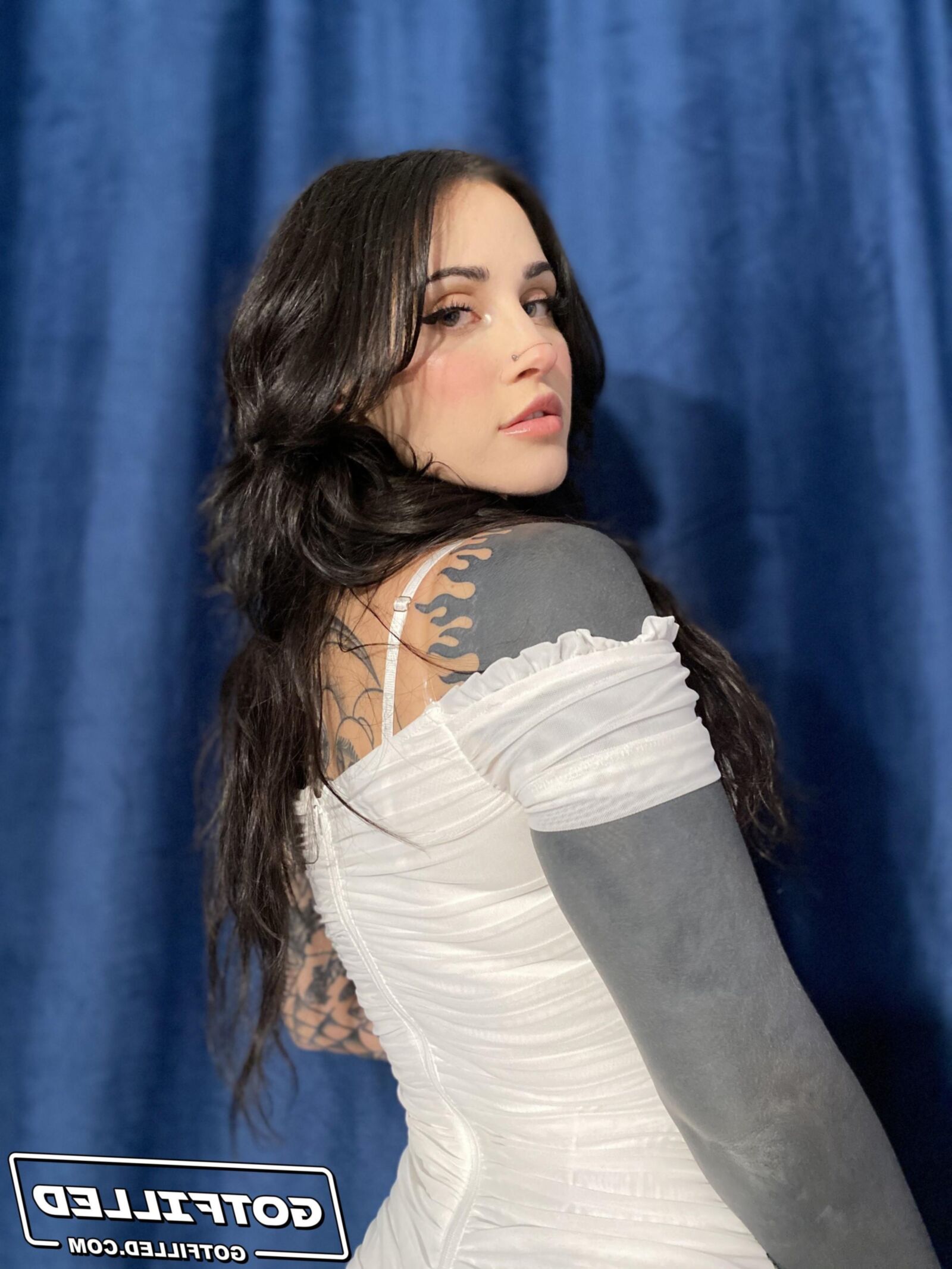 Gotfilled Demi Morgan perfurando a caixa de demi x px (