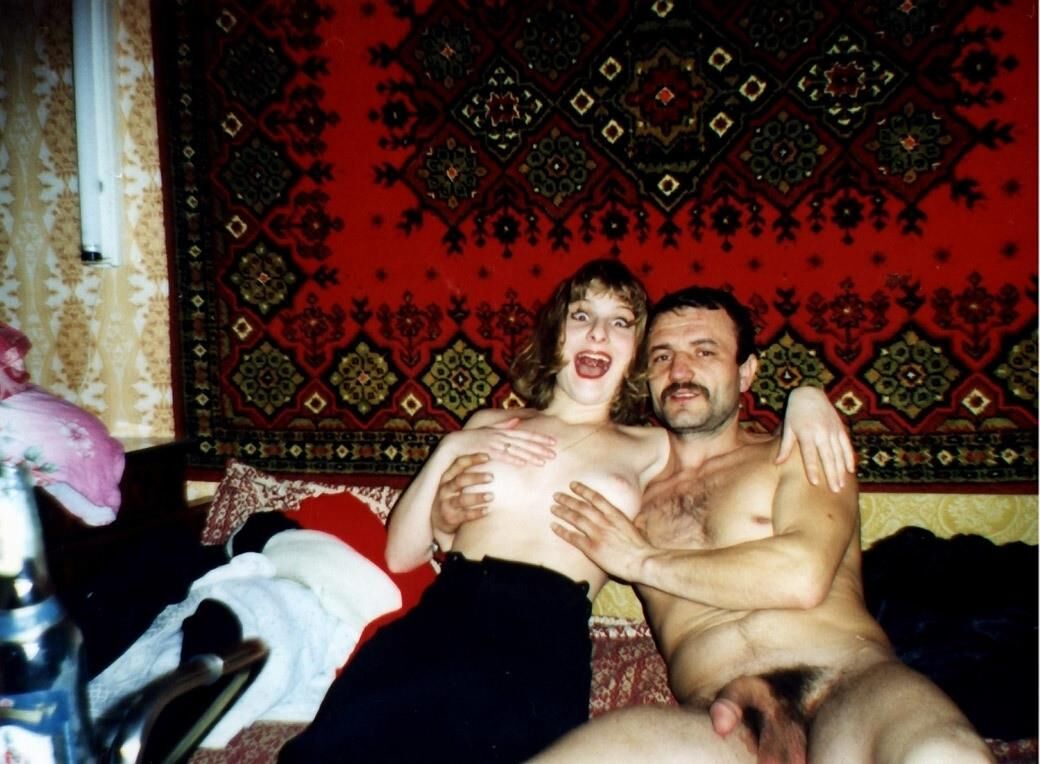 Muy amigable esposa al lado