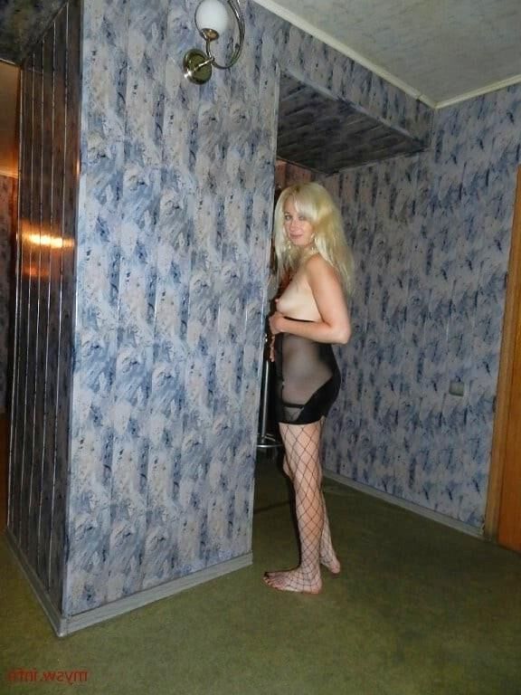 Young Hotwife Swinger es golpeado por las pandillas