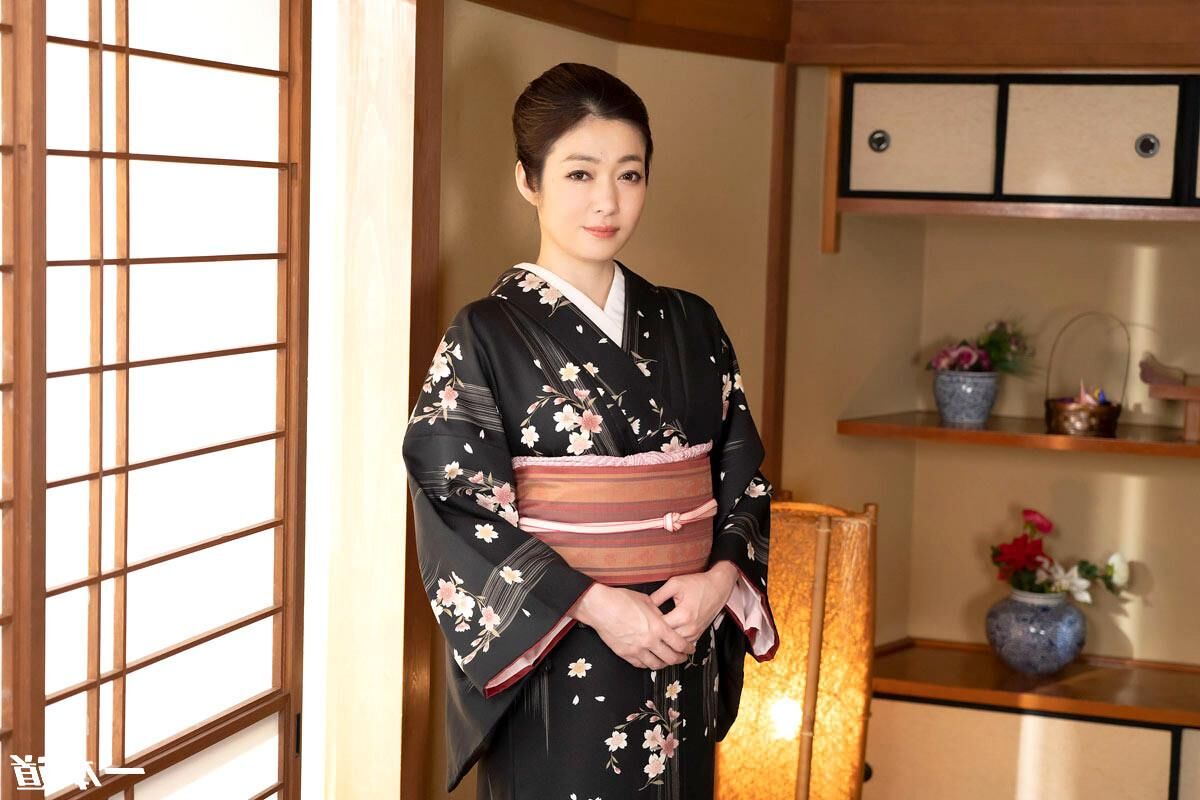 Kimono ON, Kimono OFF babe edition