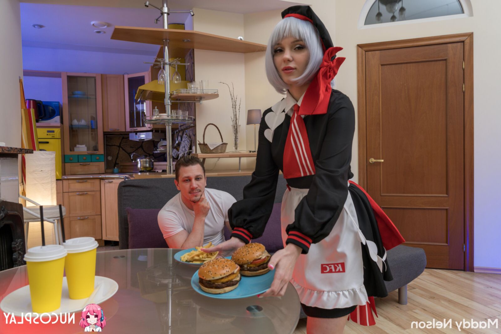 セクシーなハンバーガーメイドのためのマディネルソンヨーセックス