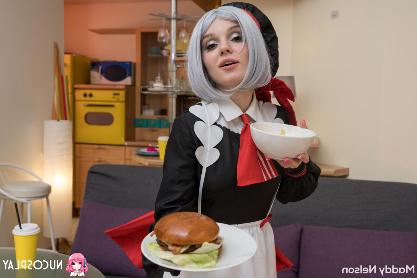 セクシーなハンバーガーメイドのためのマディネルソンヨーセックス
