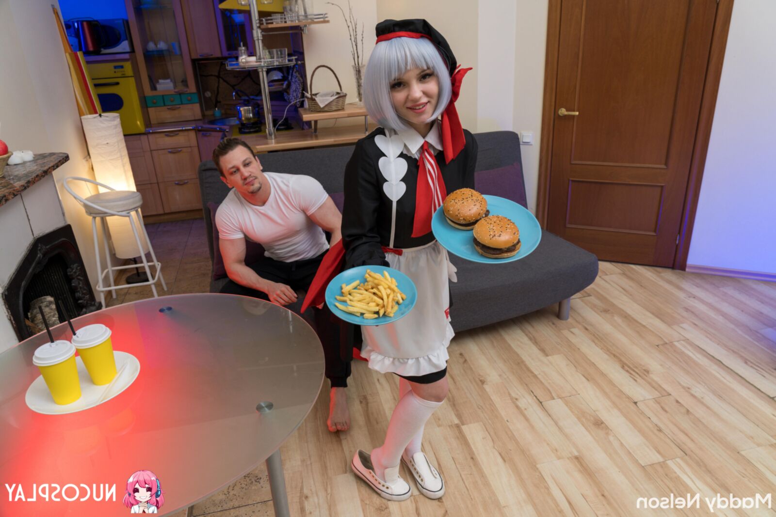 セクシーなハンバーガーメイドのためのマディネルソンヨーセックス