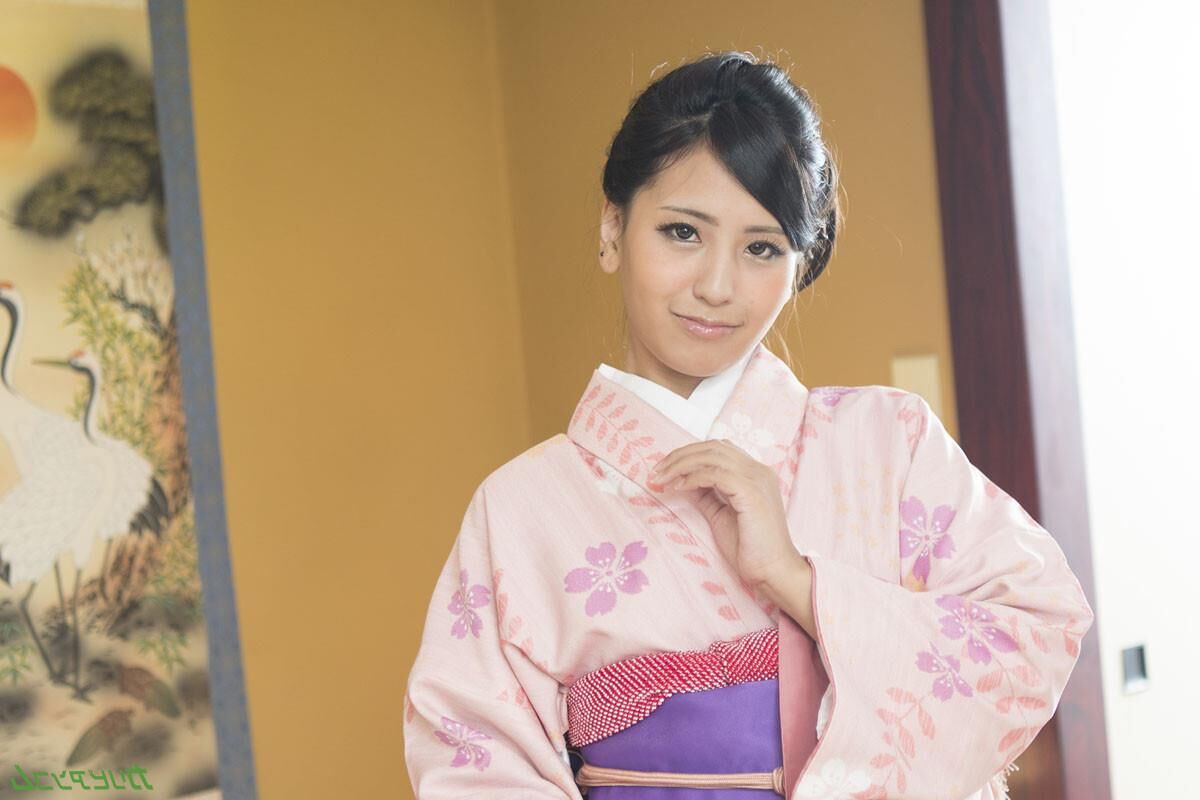 Kimono ON, Kimono OFF babe edition