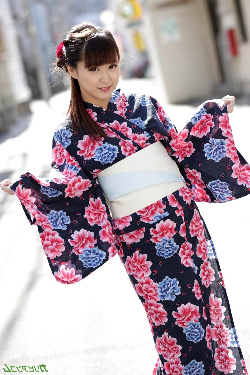 Kimono ON, Kimono OFF babe edition