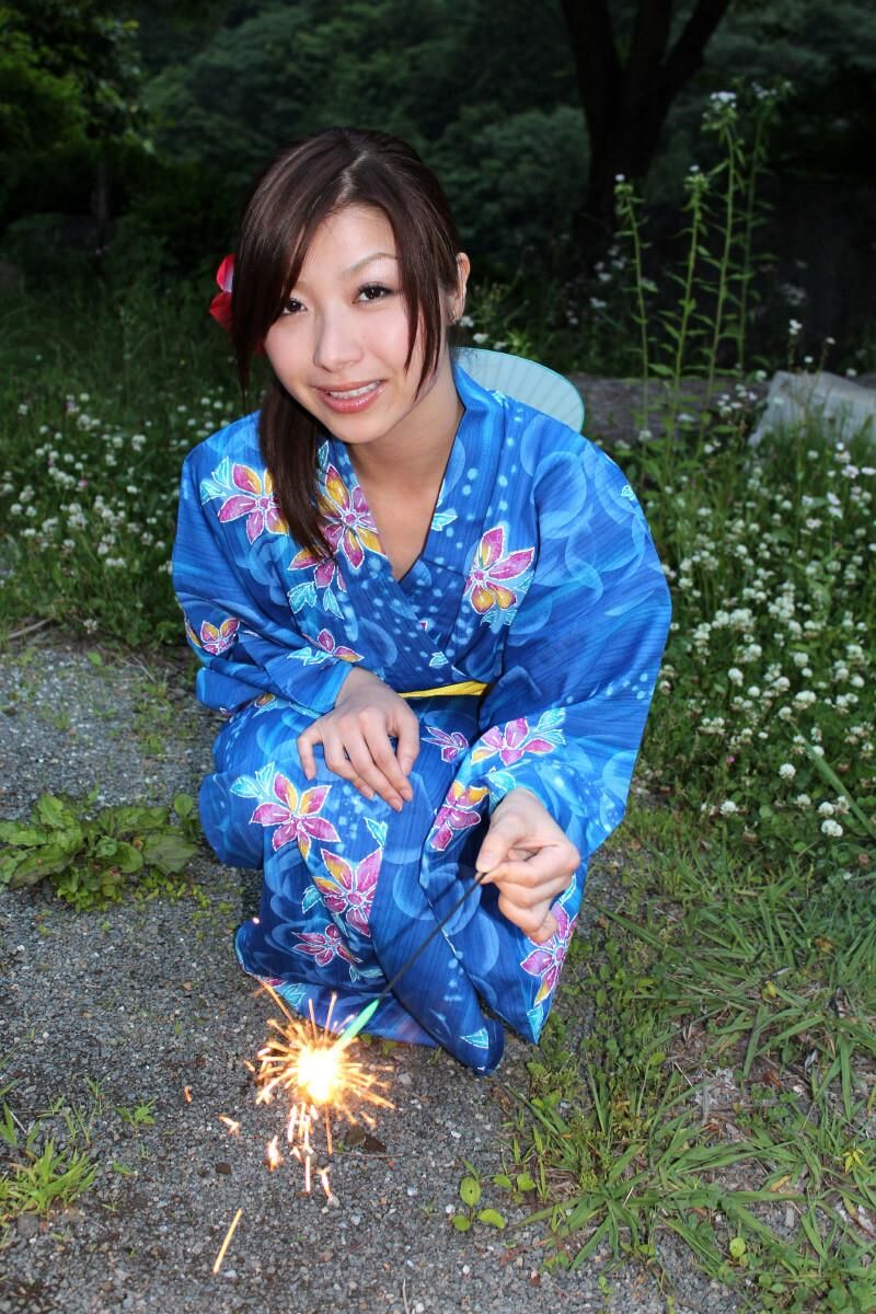 Kimono ON, Kimono OFF babe edition