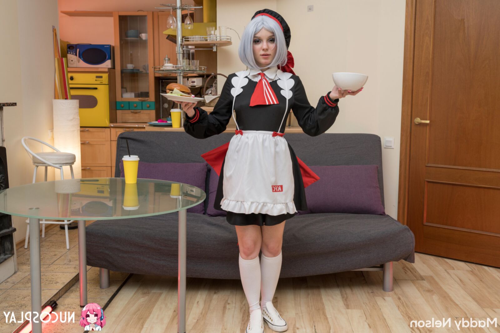 セクシーなハンバーガーメイドのためのマディネルソンヨーセックス