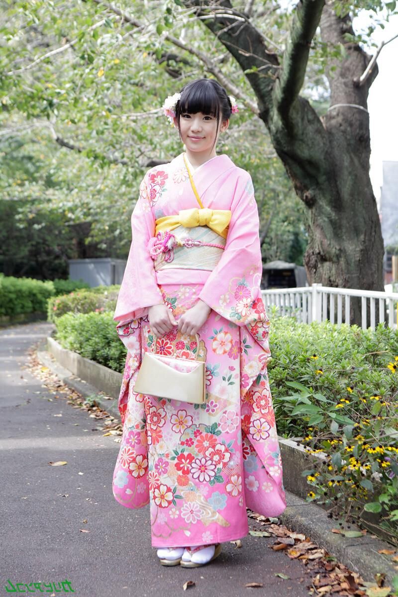 Kimono ON, Kimono OFF babe edition
