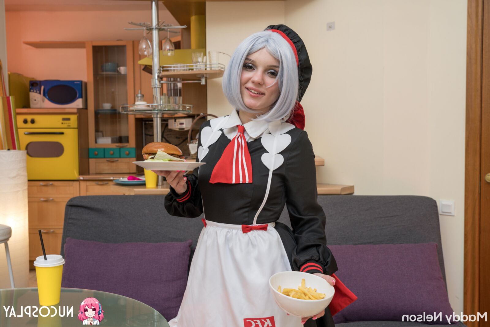 セクシーなハンバーガーメイドのためのマディネルソンヨーセックス