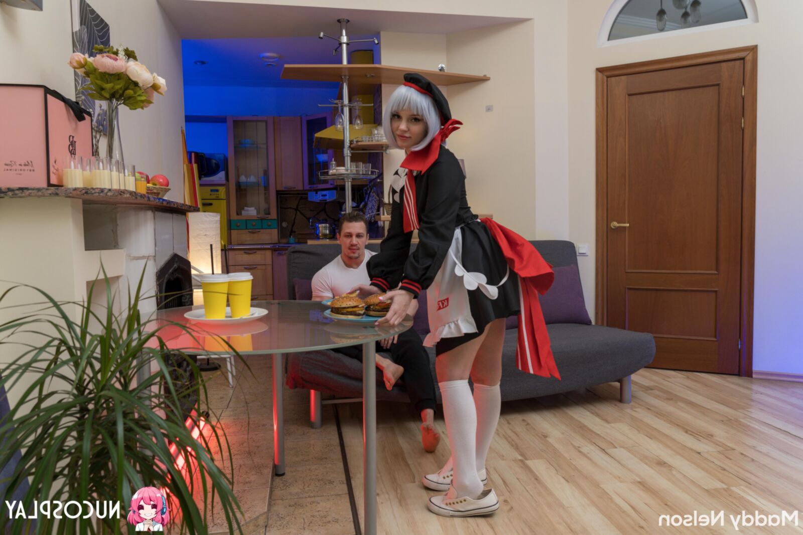 セクシーなハンバーガーメイドのためのマディネルソンヨーセックス