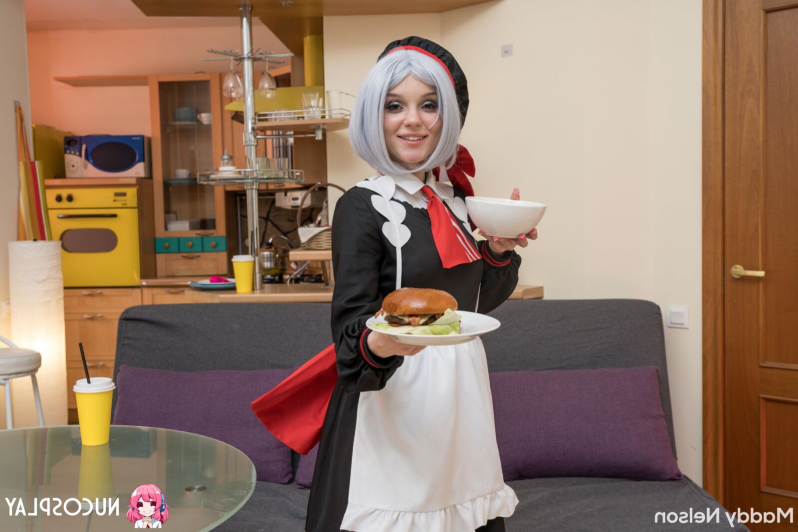 セクシーなハンバーガーメイドのためのマディネルソンヨーセックス