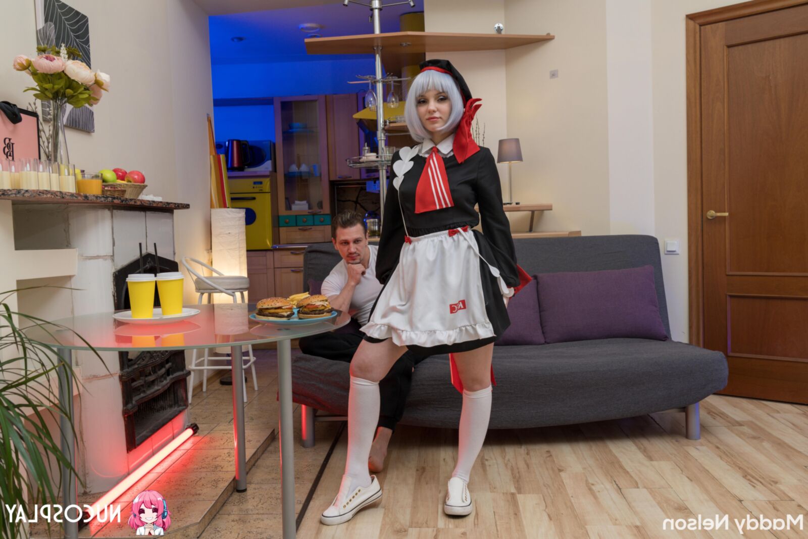 セクシーなハンバーガーメイドのためのマディネルソンヨーセックス