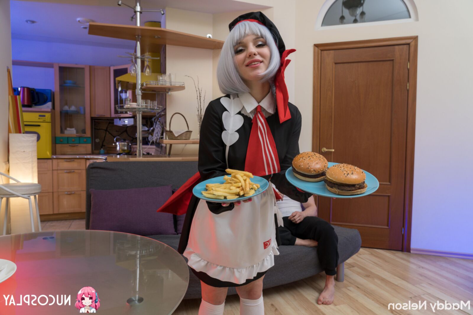 セクシーなハンバーガーメイドのためのマディネルソンヨーセックス