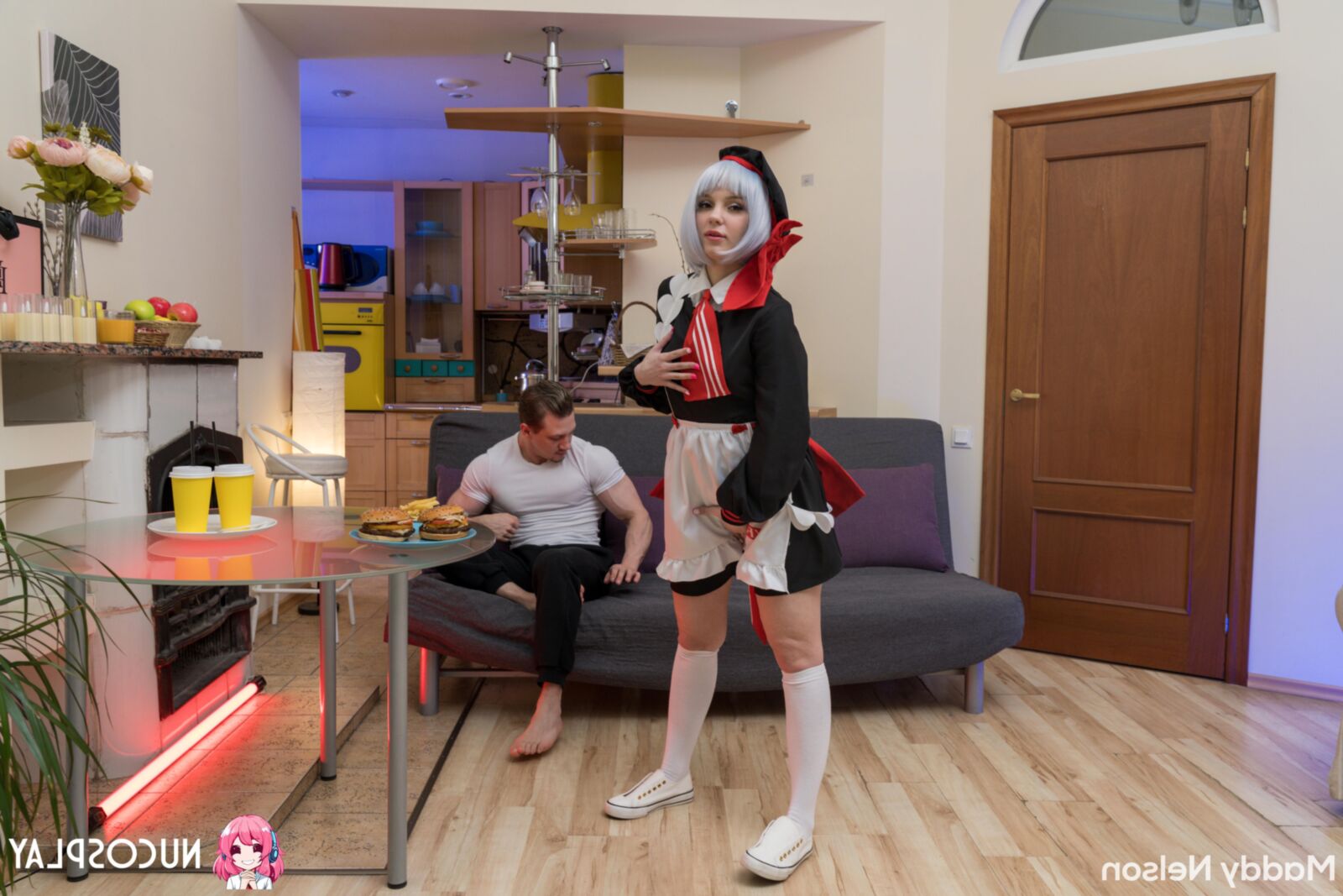 セクシーなハンバーガーメイドのためのマディネルソンヨーセックス