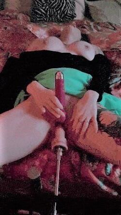Duas garotas que trabalham asiáticas no trabalho