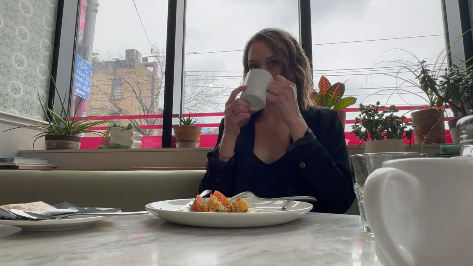Serenity Cox Marido entra sobre esposa follando amigo en la ventana