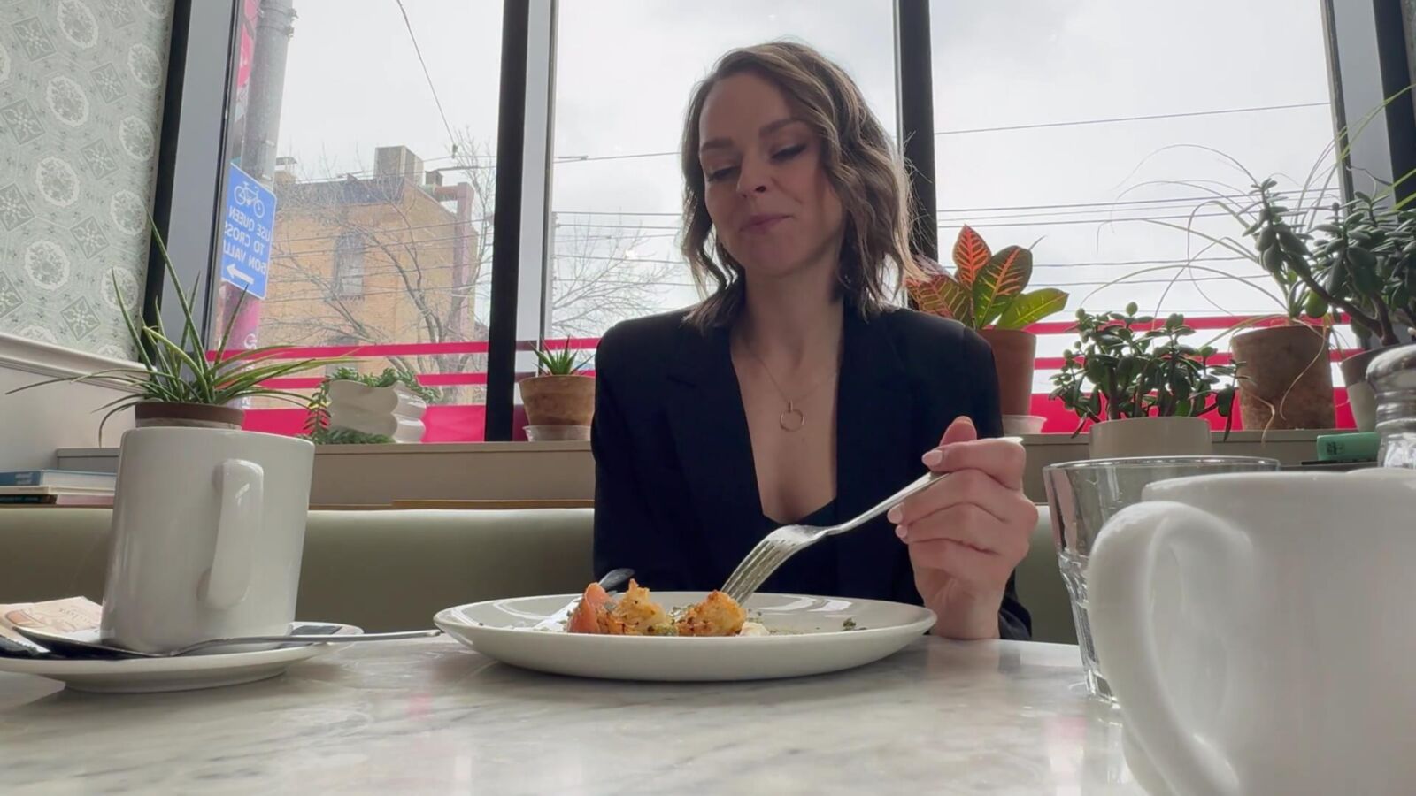 Serenity Cox Marido entra sobre esposa follando amigo en la ventana