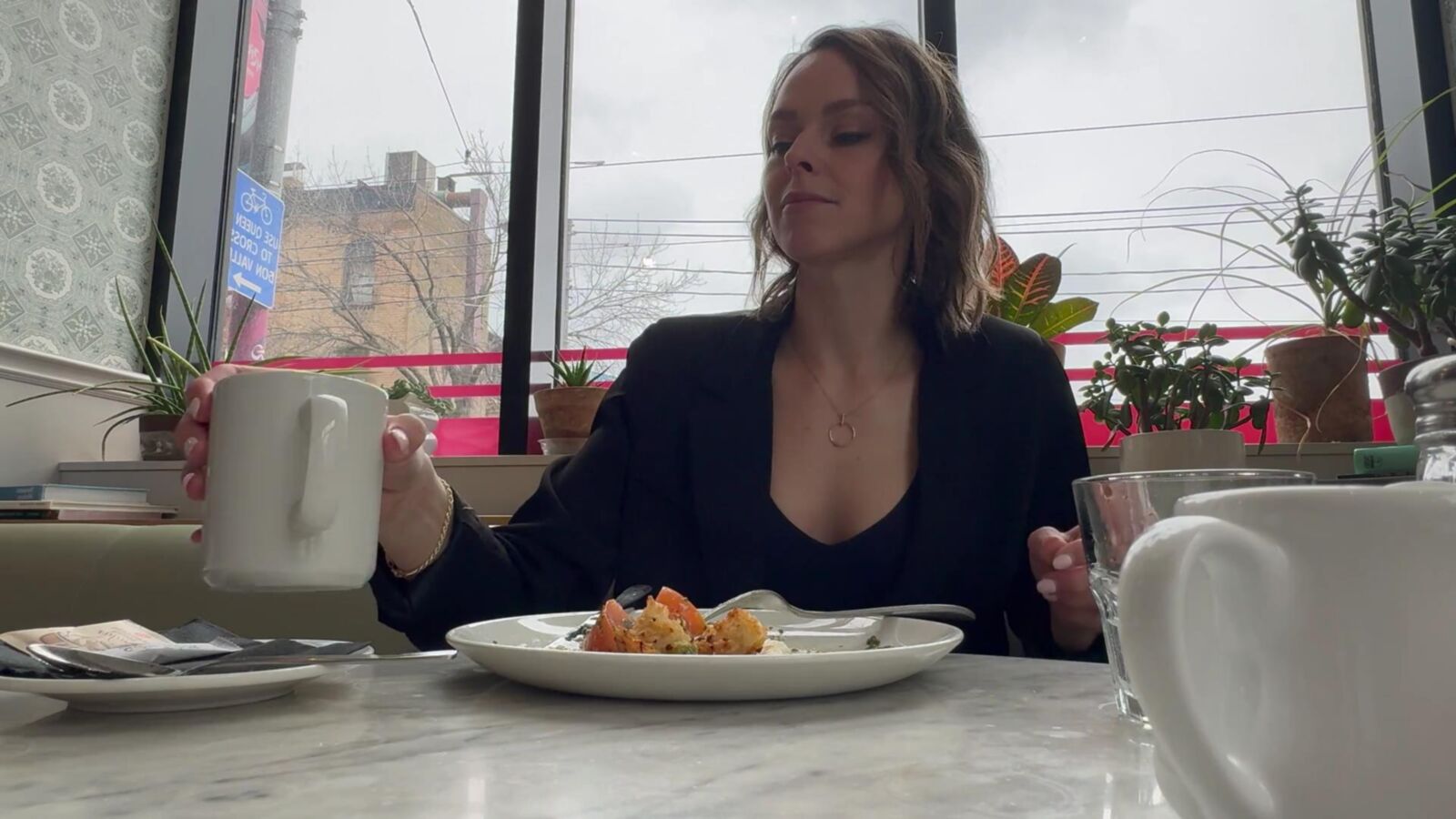 Serenity Cox Marido entra sobre esposa follando amigo en la ventana
