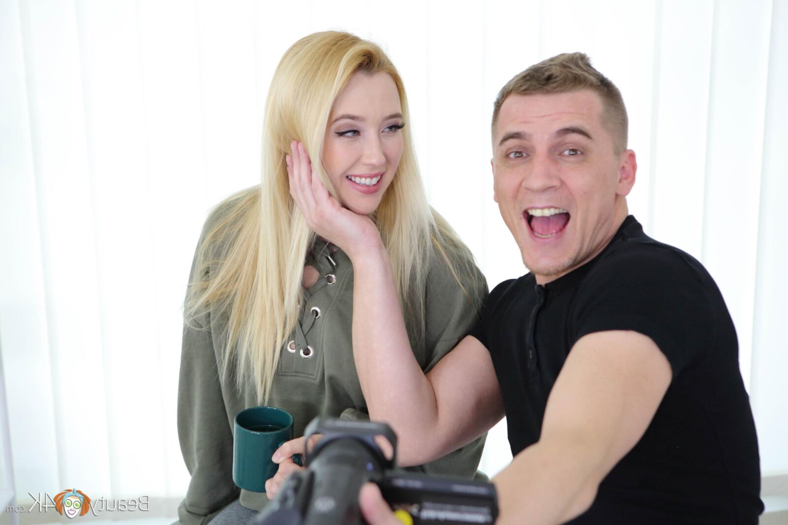 Beautyk samantha rone sexo hardcore con ahoga por un lindo blon