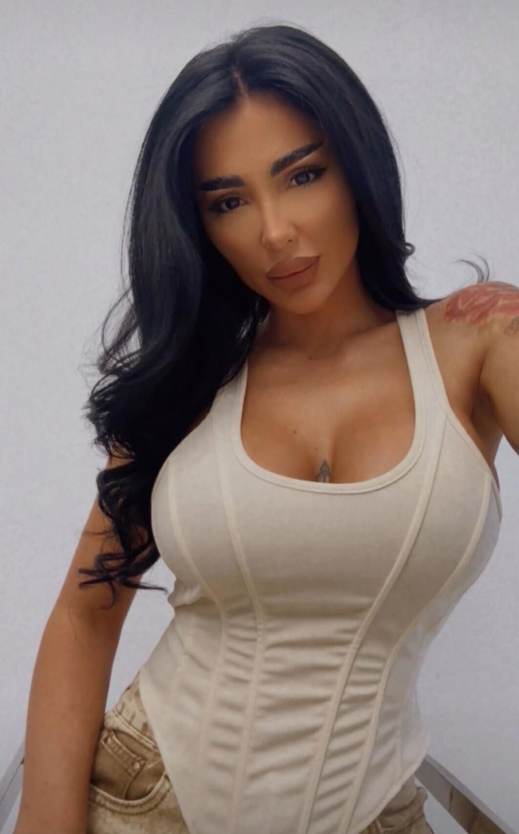 Romanian bimbo ELENN....NO LIMITS COMMENTS
