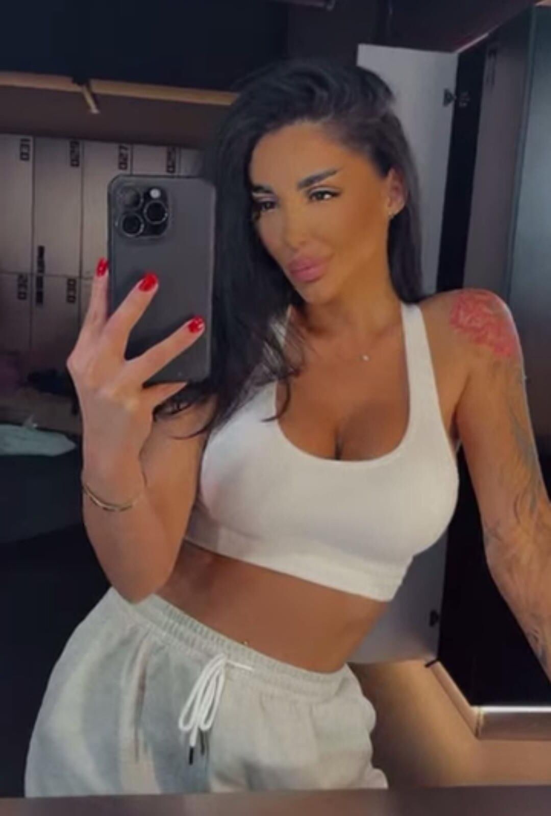 Romanian bimbo ELENN....NO LIMITS COMMENTS
