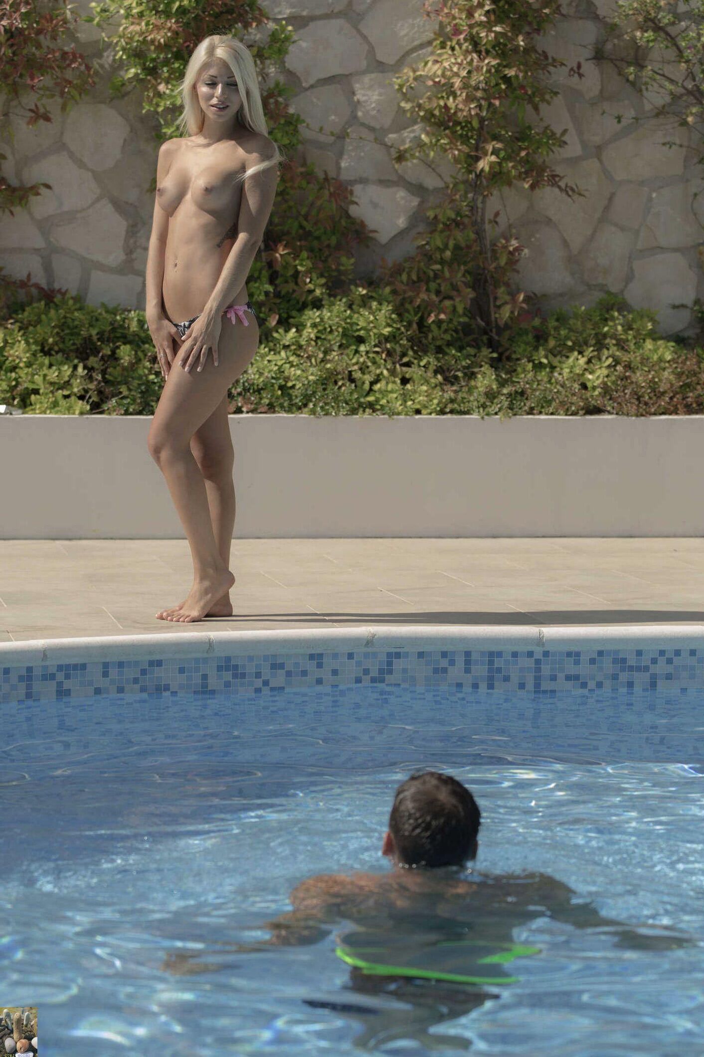 Chloe Lacourt fickt am Pool